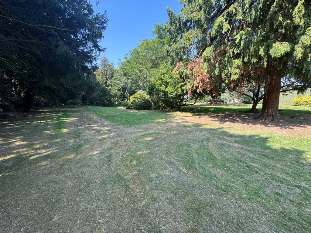 Lot: 144 - FREEHOLD DETACHED PERIOD FARMHOUSE, STUDIO APARTMENT OVER QUADRUPLE GARAGE - RESIDENTIAL INVESTMENT - Farmhouse - garden view 1